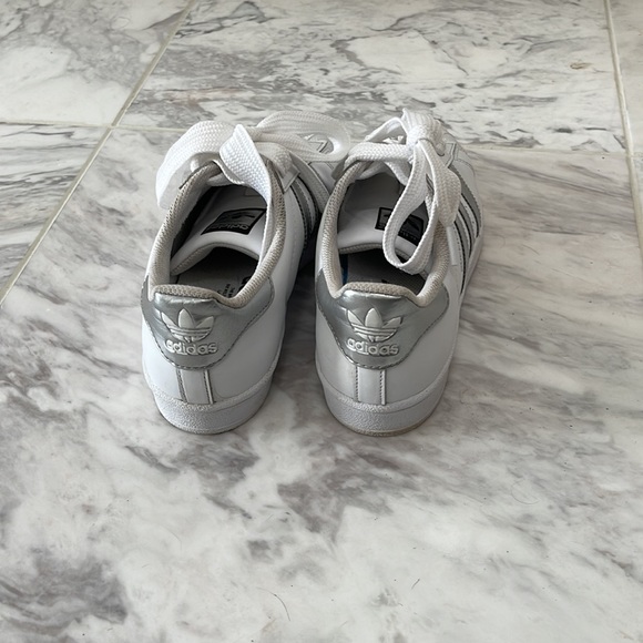 Adidas superstar shell toe in white and silver - Picture 3 of 5